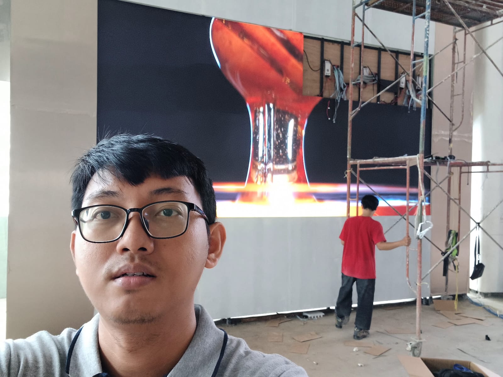 Junaedi Alwi di Proyek LED Videotron 2