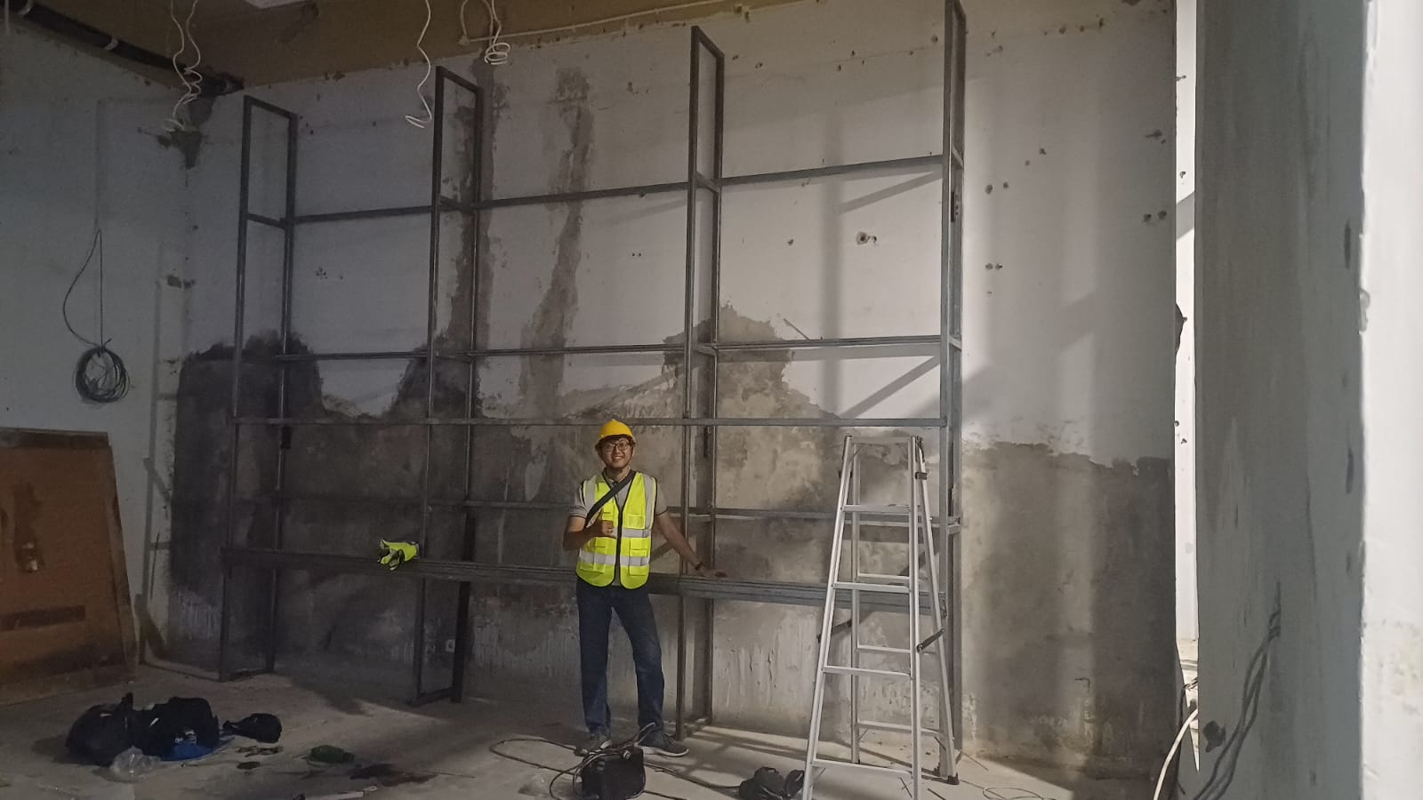 Junaedi Alwi di Proyek LED Videotron 3